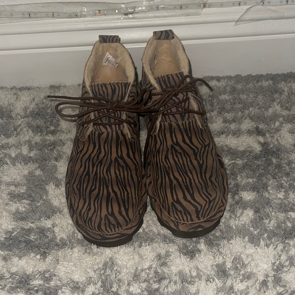 For winter Brand new Bear paw size 7 brown with black stripes